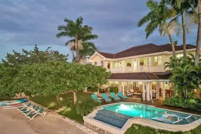 Image de Villa en bord de mer, personnel complet, bateau, piscine privée, tennis, communauté fermée