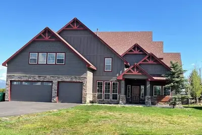 Image de 5 chambres, bain à remous, magnifique maison, près de Tamarack et sentiers