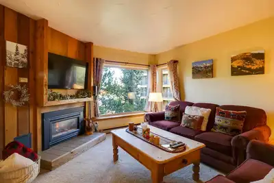 Image de Breckenridge Condo w / Mtn Confortable Ski-in / Ski-out
