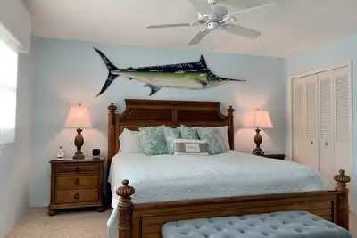 Image de Spacieuse chambre des maîtres, terrasse ensoleillée, facile à pied de la plage, Wi-Fi