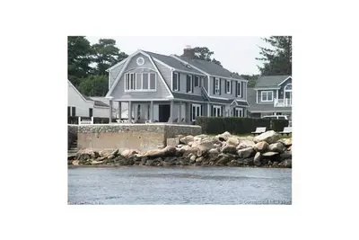 Image de Nouvelle Liste - Magnifique Maison En Bord De Mer Ă Black Point Beach