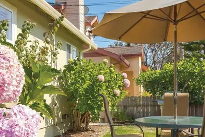 Image de Cottage de deux chambres à quelques pâtés de maisons de la plage de Pleasure Point, Santa Cruz!