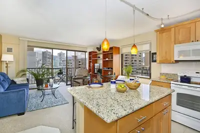 Image de Bright Corner Condo w / Ac, W / D, Dw, parking, WiFi! Capacité d'accueil 4. 30 nuits min