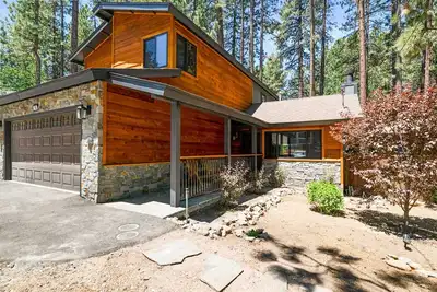 Image de Étapes vers le sommet! Spa intérieur. Cheminée. Cour arrière privée. Wifi rapide. Beau décor de montagne.