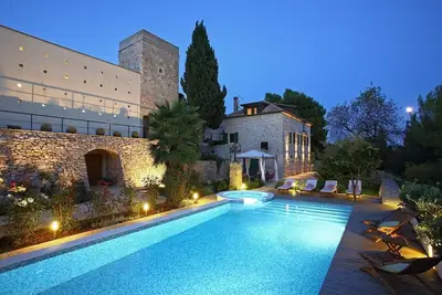 Image de Authentique villa avec piscine privée dans une campagne isolée