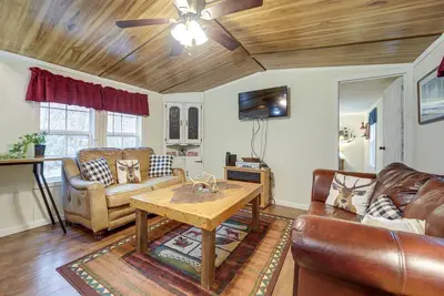 Image de 'Balsam Valley Cabin' w / Porch par Blue Ridge Pkwy!