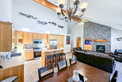 Image de Maison Sunriver exceptionnelle près de la rivière Deschutes et du mont. Bachelier