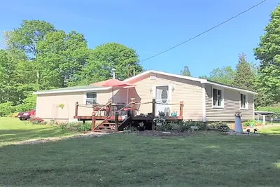 Image de Cottage confortable - immense cour - promenade jusqu'à la plage, à proximité de la piste cyclable - plaisir en famille! -Dort 7!