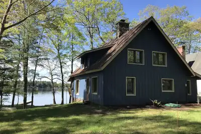 Image de Belle cabane en rondins au bord du lac sur Eight Point Lake. Détendez-vous ou amusez-vous dans le lac!