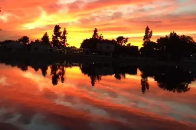 Image de Lac Front-Beau, Vue Paisible Chauffant Pool & Jacuzzi