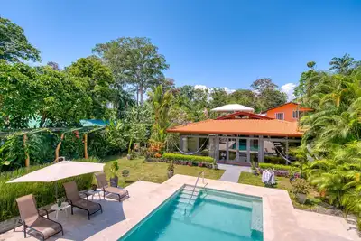 Image de Spacieux, belle maison w / Pool, Ac, 3 'à la plage
