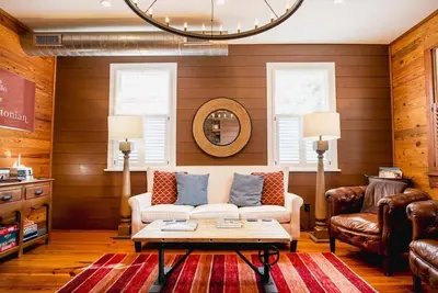 Image de Manoir de style antebellum rénové dans les années 1850 au centre-ville