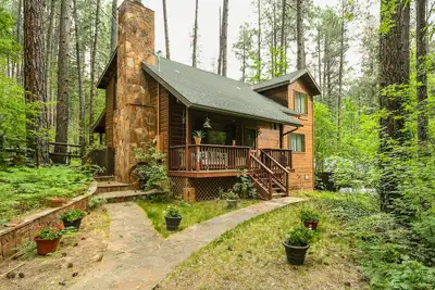 Image de Nouveau! Cozy Cabin Niché au coeur d'Oak Creek, à quelques minutes des sentiers