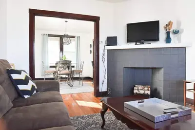 Image de Grand 3Bed Pittsburgh Accueil w / Cosy Front Porch sur un parking Street-Plenty calme