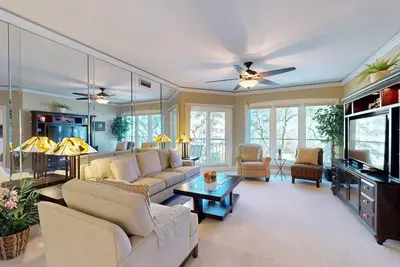 Image de Profitez de l'océan vaste et vue sur la piscine depuis votre balcon privé dans cette villa récemment rénovée