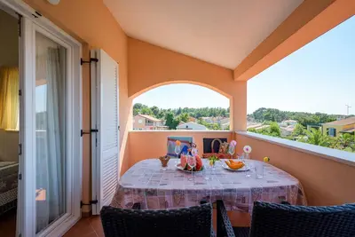 Image de Appartement de deux chambres avec la terrasse Basanija, Umag (A-3402-f)