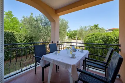 Image de Appartement d'une chambre avec la terrasse Basanija, Umag (A-3402-b)