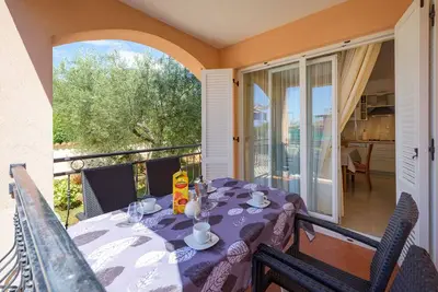 Image de Appartement d'une chambre avec la terrasse Basanija, Umag (A-3402-a)