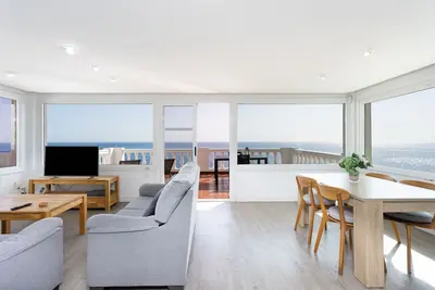 Image de Over the Ocean with pool