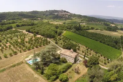 Image de Maison du 16 siècle  à bonnieux 5 chambres 5 sdb piscine 14/7m grand parc clos