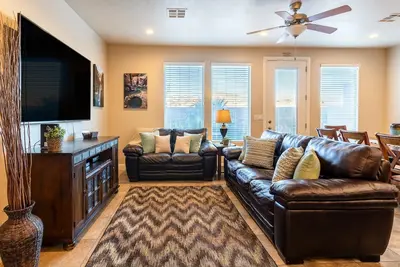 Image de Juste réduit! 4 chambres à coucher à Coral Ridge! Les piscines!