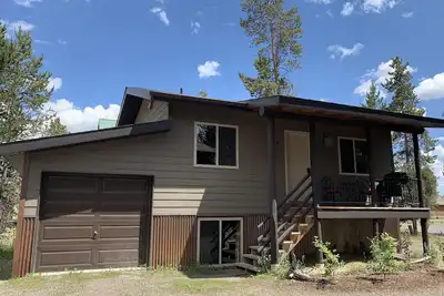 Image de Cabane à thème occidental dans un quartier calme - à 1 mile de Yellowstone Park!