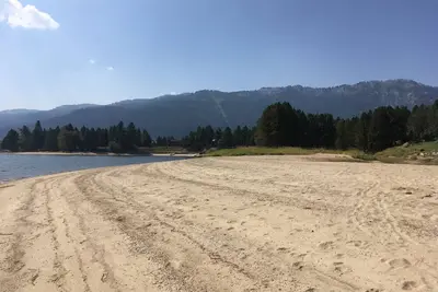 Image de Donnelly Lake House avec une belle plage