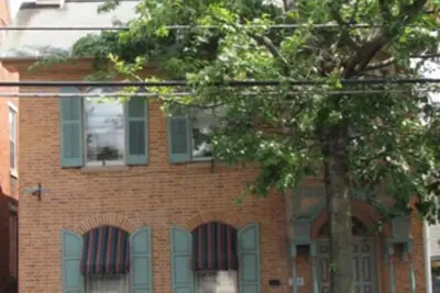 Image de Maison historique de la guerre civile, idéale pour les escapades en famille.