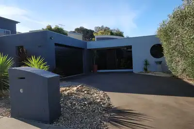 Image de Maison de luxe moderne 4bdr Beach Family Friendly. Nbn rapide et illimité. Nouvelle cuisine