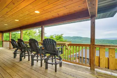 Image de Gatlinburg Cabin w / Deck, Hot Tub et vue sur la montagne!