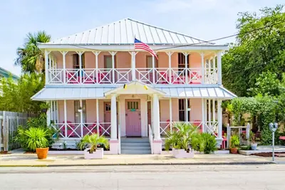 Image de Historic 1930c Inn - Suites séparées 8br / 8ba tout-en-un pour 16 personnes! 400 pieds à la plage