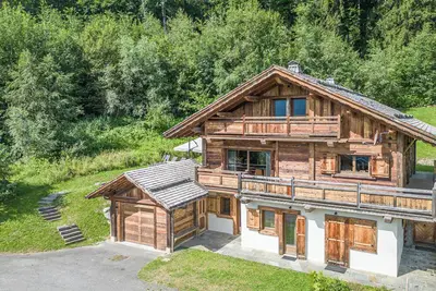Image de Chalet de standing en bois avec vue sur Mont Blanc ; un vrai espace bien-être!