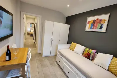 Image de Bel appartement annexe. Entrée privée / Vue sur le jardin / Patio / Marche en métro