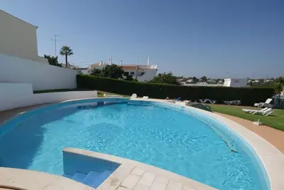 Image de Appartement avec Piscine, 150 mètres de la Plage, Wi-Fi et climatisation