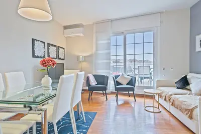 Image de Grenier confortable avec espace extérieur pour manger, bronzer, se détendre. . .
