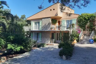 Image de Superbe rez de villa refait à neuf sur le haut de Hyères à 6 minutes des plages