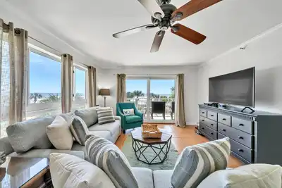 Image de Unité au troisième étage joliment décorée, 8 couchages, superbes vues sur le golfe!