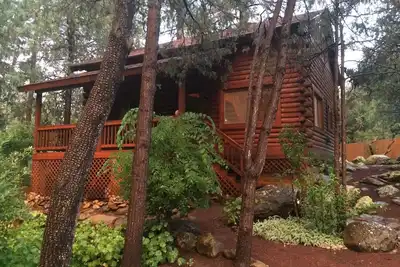 Image de Cozy cabine streamfront niché dans les pins
