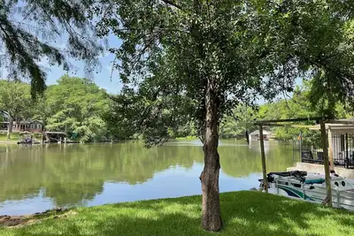 Image de Lakehouse on Lake Austin! Gorgeous Views! New hot/cold tub on patio deck!