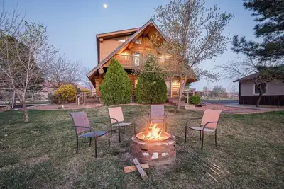 Image de Sendero - belle maison en bois rond. 10 min du centre-ville de Moab. 17 couchages! Immense cour!