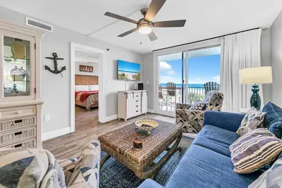 Image de Ceci est un magnifique condo en front de mer rénové avec une vue magnifique sur le golfe.