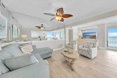 Image de Condo en bord de mer mis à jour avec des vues incroyables - Unité de fin