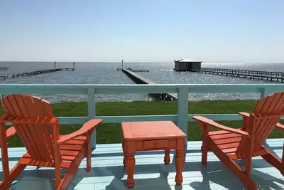 Image de Éloignez-vous de tout! Waterfront Home sur la baie de San Antonio; Jetée privée de 300 '