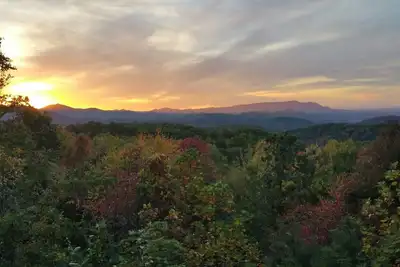 Image de Privé, vue incroyable, bain à remous, table de billard! ! 10 min à Gatlinburg / Pigeon Forg