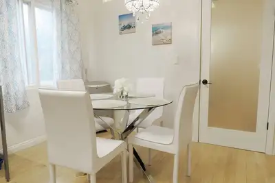 Image de 1br Guest House dans un endroit sûr et calme. Communauté de la baie près de la ville, de la plage et de Lax