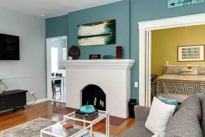 Image de ★ Large 1Br Apt Steps to dwtn bars & shops ★ Private