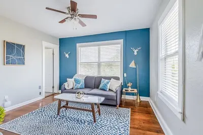 Image de ♥ Rustic Chic 1br ♥ 2 blks au centre-ville historique
