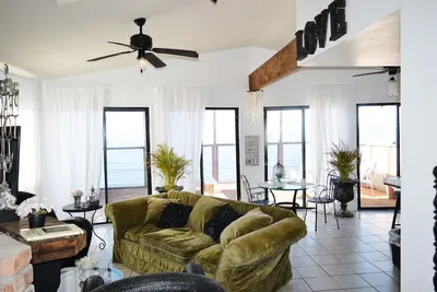 Image de Élégante maison en bord de mer avec des vues spectaculaires!