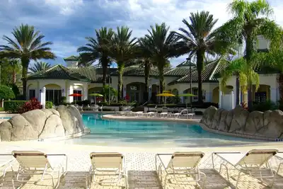 Image de Condo 2 chambres / 2 salles de bain près de la piscine près de Disney!