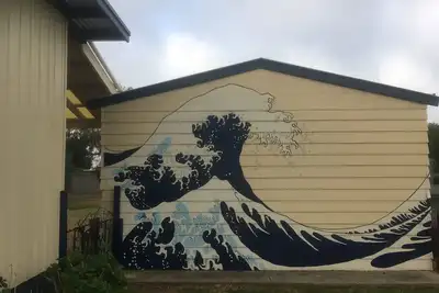 Image de Maison confortable sur la plage à distance de marche de la plage, des commerces, du parc et de la taverne.